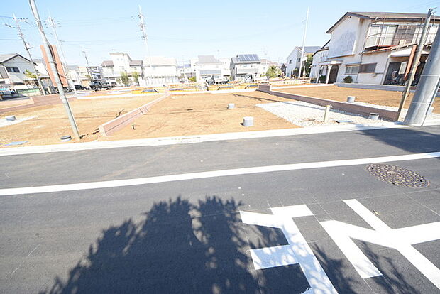 セカンドカーや来客時にも便利なカースペース2台分ございます。 