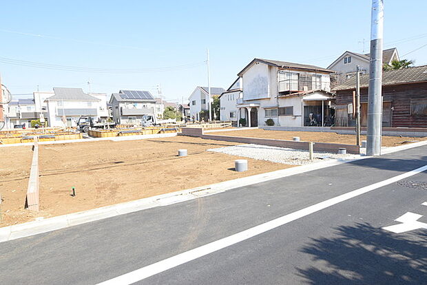 南道路に面しており日中もたくさんの陽が入ります。風通りや周辺環境など実際に現地にてご確認ください。 