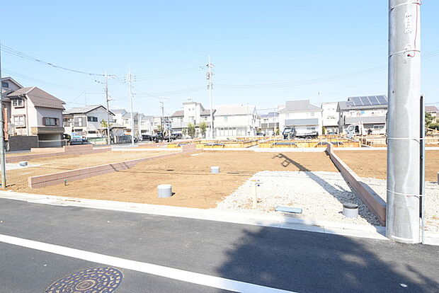 南道路に面しており日中もたくさんの陽が入ります。風通りや周辺環境など実際に現地にてご確認ください。 