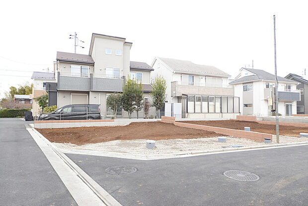 南道路に面しており日中もたくさんの陽が入ります。風通りや周辺環境など実際に現地にてご確認ください。 