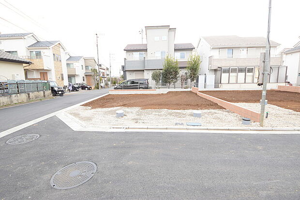 戸建てが立ち並ぶ静かな住宅街。四季折々の移り変わりを感じながら自然と楽しみ、暮らす、そんな毎日を日々の中で感じられる住環境 
