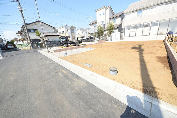 戸建てが立ち並ぶ静かな住宅街。四季折々の移り変わりを感じながら自然と楽しみ、暮らす、そんな毎日を日々の中で感じられる住環境