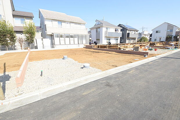 戸建てが立ち並ぶ静かな住宅街。四季折々の移り変わりを感じながら自然と楽しみ、暮らす、そんな毎日を日々の中で感じられる住環境