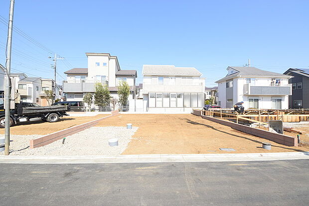 南道路に面しており日中もたくさんの陽が入ります。風通りや周辺環境など実際に現地にてご確認ください。