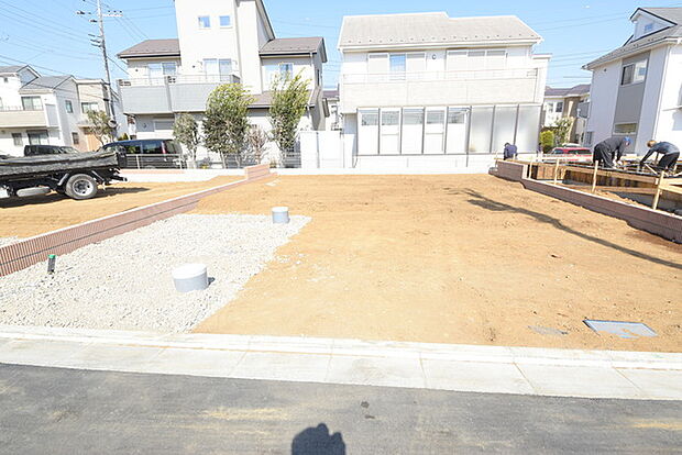 セカンドカーや来客時にも便利なカースペース2台分ございます。