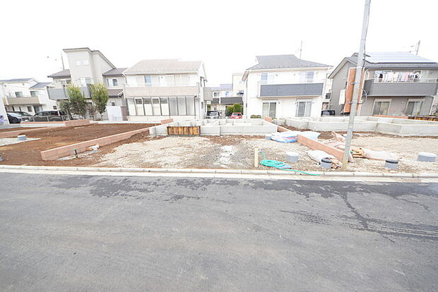 南道路に面しており日中もたくさんの陽が入ります。風通りや周辺環境など実際に現地にてご確認ください。 