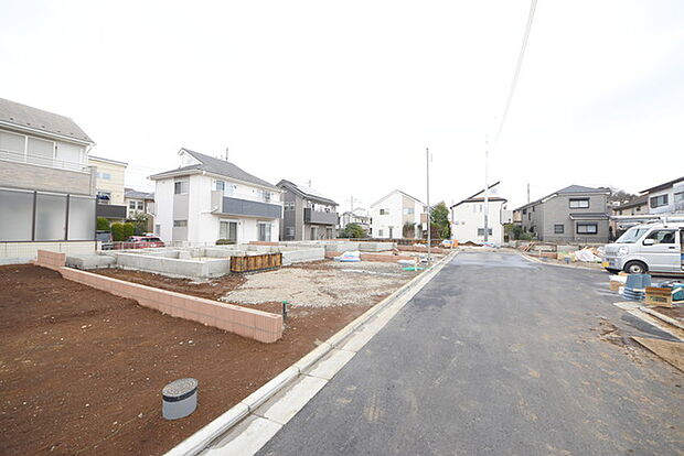 戸建てが立ち並ぶ静かな住宅街。四季折々の移り変わりを感じながら自然と楽しみ、暮らす、そんな毎日を日々の中で感じられる住環境 