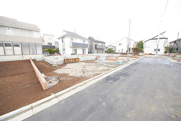 南道路に面しており日中もたくさんの陽が入ります。風通りや周辺環境など実際に現地にてご確認ください。