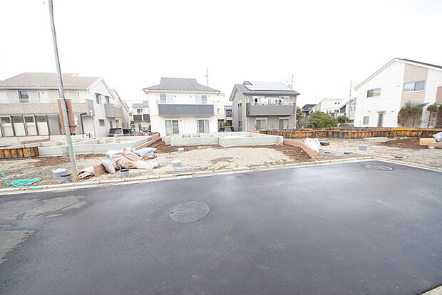 南道路に面しており日中もたくさんの陽が入ります。風通りや周辺環境など実際に現地にてご確認ください。