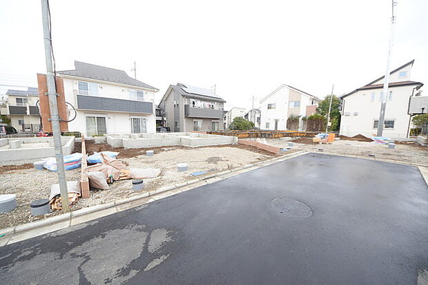 戸建てが立ち並ぶ静かな住宅街。四季折々の移り変わりを感じながら自然と楽しみ、暮らす、そんな毎日を日々の中で感じられる住環境