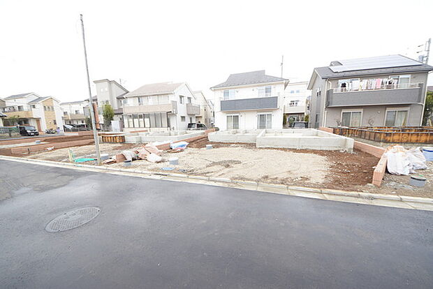 戸建てが立ち並ぶ静かな住宅街。四季折々の移り変わりを感じながら自然と楽しみ、暮らす、そんな毎日を日々の中で感じられる住環境