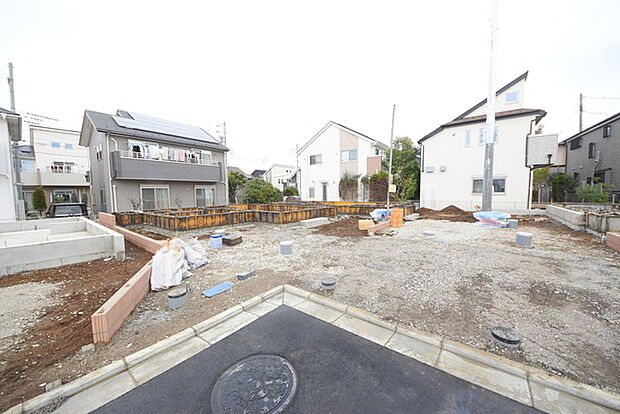 戸建てが立ち並ぶ静かな住宅街。四季折々の移り変わりを感じながら自然と楽しみ、暮らす、そんな毎日を日々の中で感じられる住環境