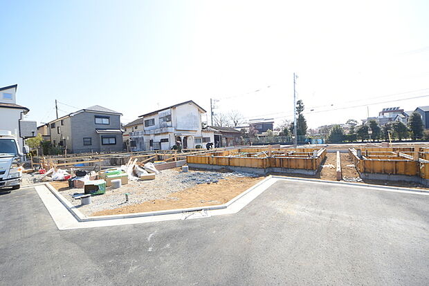 前面道路は広く、駐車がしやすいです。駐車スペース2台分ございます。