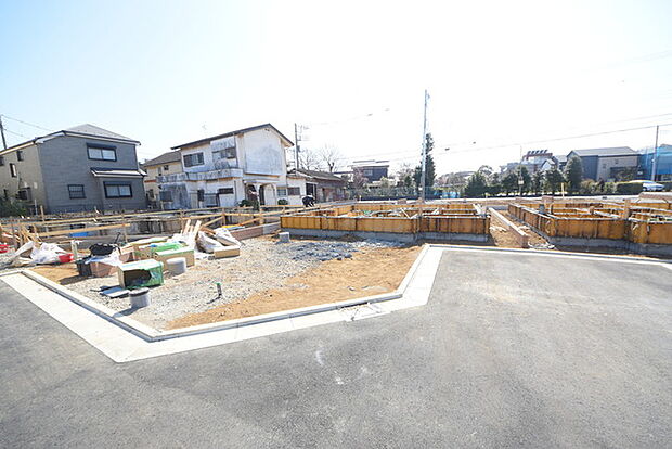 戸建てが立ち並ぶ静かな住宅街。四季折々の移り変わりを感じながら自然と楽しみ、暮らす、そんな毎日を日々の中で感じられる住環境