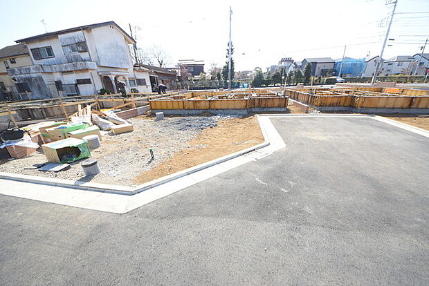 戸建てが立ち並ぶ静かな住宅街。四季折々の移り変わりを感じながら自然と楽しみ、暮らす、そんな毎日を日々の中で感じられる住環境