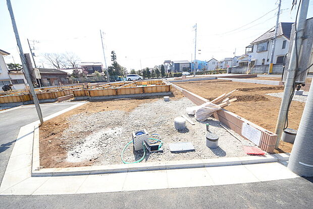 セカンドカーや来客時にも便利なカースペース2台分ございます。 