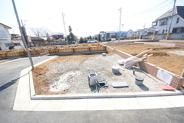 セカンドカーや来客時にも便利なカースペース2台分ございます。 