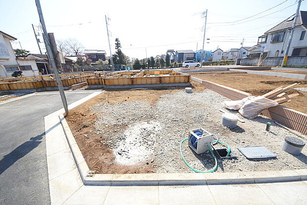 セカンドカーや来客時にも便利なカースペース2台分ございます。