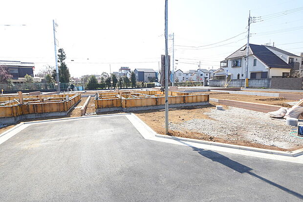 戸建てが立ち並ぶ静かな住宅街。四季折々の移り変わりを感じながら自然と楽しみ、暮らす、そんな毎日を日々の中で感じられる住環境