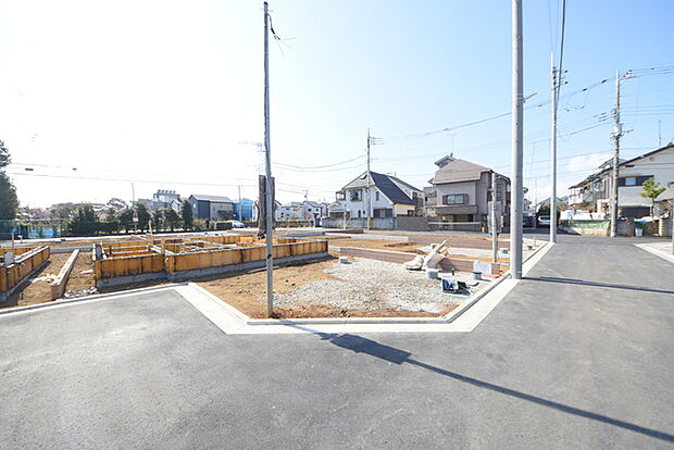 前面道路は広く、駐車がしやすいです。駐車スペース2台分ございます。