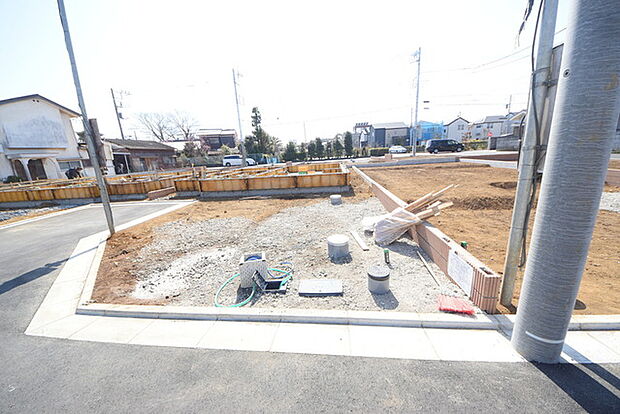 戸建てが立ち並ぶ静かな住宅街。四季折々の移り変わりを感じながら自然と楽しみ、暮らす、そんな毎日を日々の中で感じられる住環境