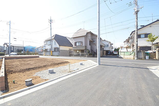 戸建てが立ち並ぶ静かな住宅街。四季折々の移り変わりを感じながら自然と楽しみ、暮らす、そんな毎日を日々の中で感じられる住環境
