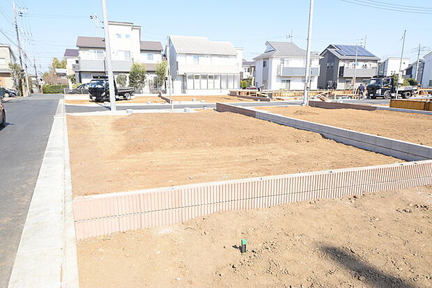 戸建てが立ち並ぶ静かな住宅街。四季折々の移り変わりを感じながら自然と楽しみ、暮らす、そんな毎日を日々の中で感じられる住環境