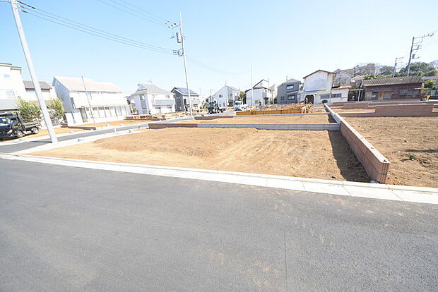 セカンドカーや来客時にも便利なカースペース2台分ございます。