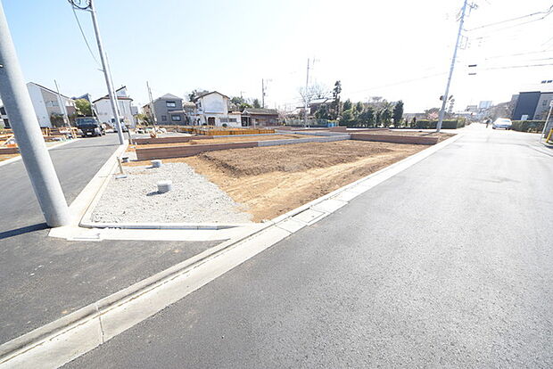 戸建てが立ち並ぶ静かな住宅街。四季折々の移り変わりを感じながら自然と楽しみ、暮らす、そんな毎日を日々の中で感じられる住環境