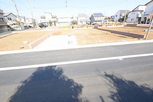 戸建てが立ち並ぶ静かな住宅街。四季折々の移り変わりを感じながら自然と楽しみ、暮らす、そんな毎日を日々の中で感じられる住環境 