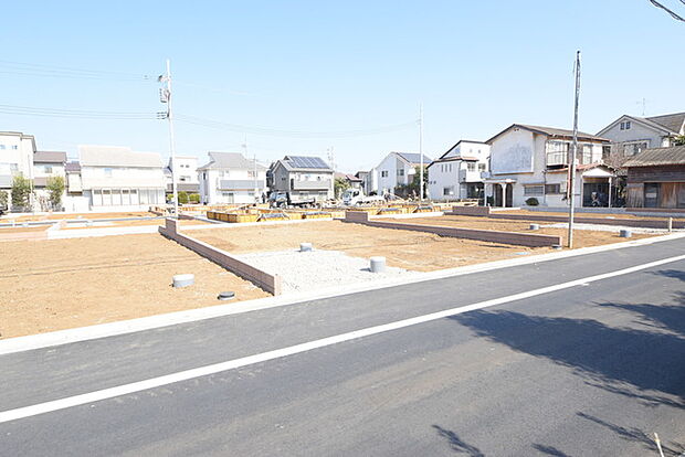 戸建てが立ち並ぶ静かな住宅街。四季折々の移り変わりを感じながら自然と楽しみ、暮らす、そんな毎日を日々の中で感じられる住環境 