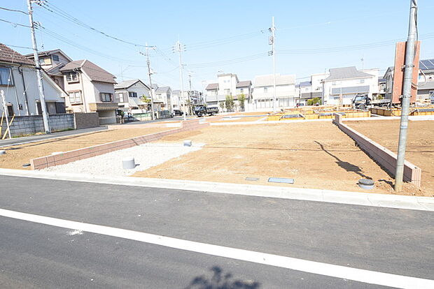 南道路に面しており日中もたくさんの陽が入ります。風通りや周辺環境など実際に現地にてご確認ください。