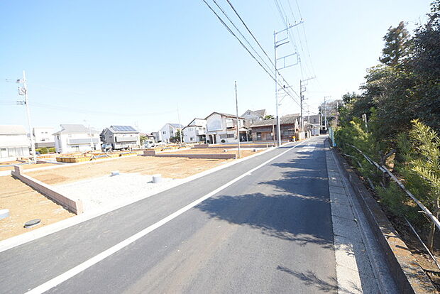 前面道路は広く、駐車がしやすいです。駐車スペース2台分ございます。 