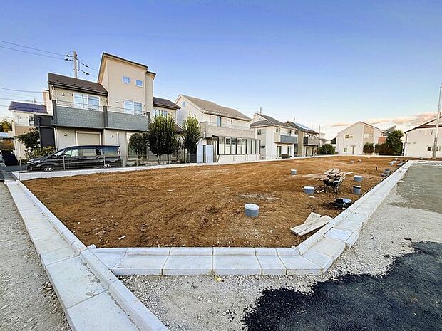 戸建てが立ち並ぶ静かな住宅街。四季折々の移り変わりを感じながら自然と楽しみ、暮らす、そんな毎日を日々の中で感じられる住環境