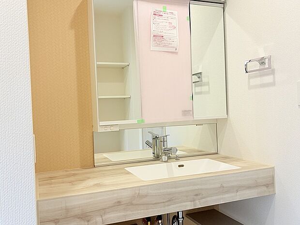 お出かけ前の身だしなみに一歩差がつく三面鏡。ミラー裏にはたっぷり収納もございます。 ゆったりした広い洗面化粧台