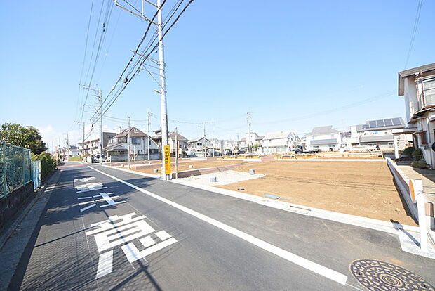 5m幅員の道路に面しておりお車の運転が苦手な方でも安心して出入りいただけます。