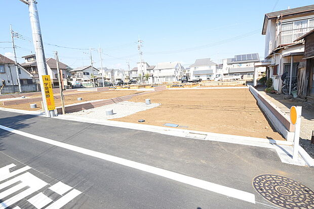 戸建てが立ち並ぶ静かな住宅街。四季折々の移り変わりを感じながら自然と楽しみ、暮らす、そんな毎日を日々の中で感じられる住環境