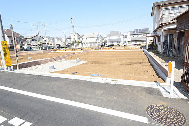 南道路に面しており日中もたくさんの陽が入ります。風通りや周辺環境など実際に現地にてご確認ください。 