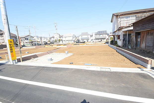 前面道路は広く、駐車がしやすいです。駐車スペース2台分ございます。