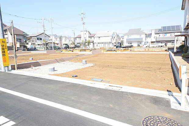 戸建てが立ち並ぶ静かな住宅街。四季折々の移り変わりを感じながら自然と楽しみ、暮らす、そんな毎日を日々の中で感じられる住環境