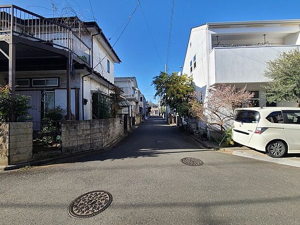 戸建てが立ち並ぶ静かな住宅街。四季折々の移り変わりを感じながら自然と楽しみ、暮らす、そんな毎日を日々の中で感じられる住環境