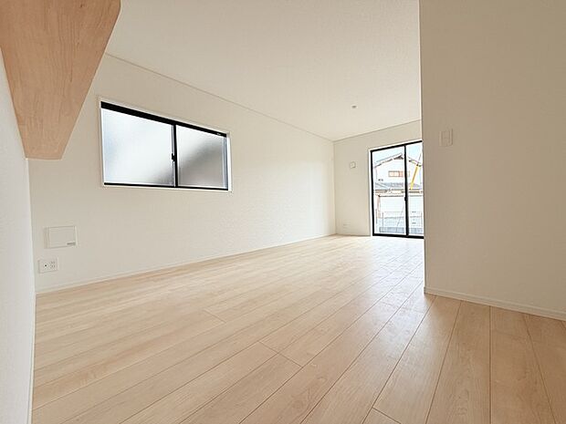 いつも家族の集まるリビングは広々とした15.2帖。通風・採光にも優れ、心安らぐ風と光がたえない空間。汎用性に富んだ居住スペースと、高揚感さえも与えてくれる住空間です。