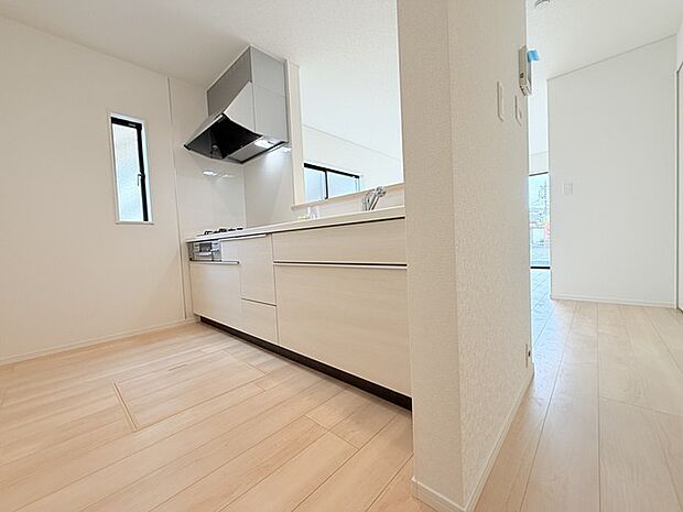 明るい光が降り注ぐ窓があるキッチンはお料理を作る時の気持ちもいつもより明るくなります。近くに窓があるので換気もしやすいですね。