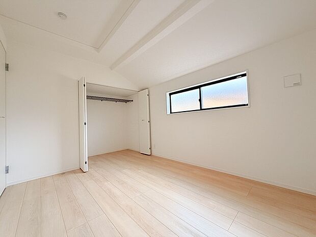 どんな家具にでも相性が良い清潔感ある白色調のクロスを採用。主張しすぎない配色、耐久性にも優れた床材は日々のメンテナンスも楽に、快適に過ごして頂けるよう考えられています。