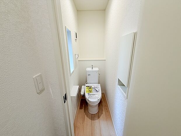 1.2階にそれぞれトレイがございます。朝の混雑時に分散して利用できるほか、ゲスト用としても使い分けることもできます。