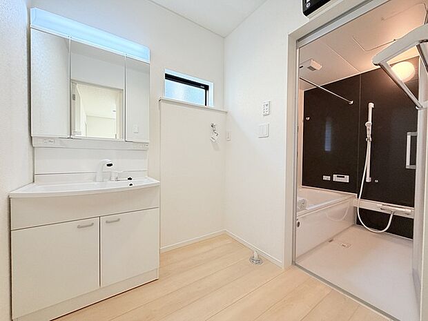 お出かけ前の身だしなみに一歩差がつく三面鏡。ミラー裏にはたっぷり収納もございます。