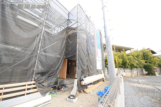 通りから入ったプライベート空間で落ち着いた雰囲気でお住いになる。敷地部分でお子様の遊ぶスペースや駐車スペースに活用できます。