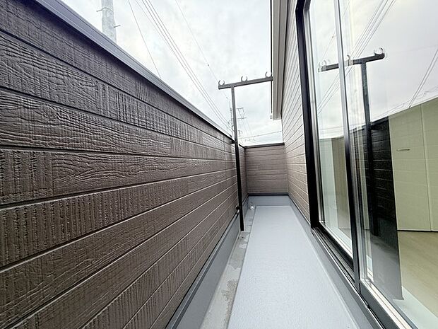 陽ざしが差込む明るいバルコニー。奥行きのあるバルコニーはお洗濯時に助かります。