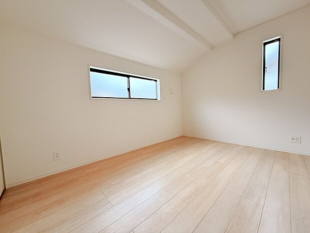 今からここを誰のお部屋にしようか、そんな洋室。大きさは6帖です。 