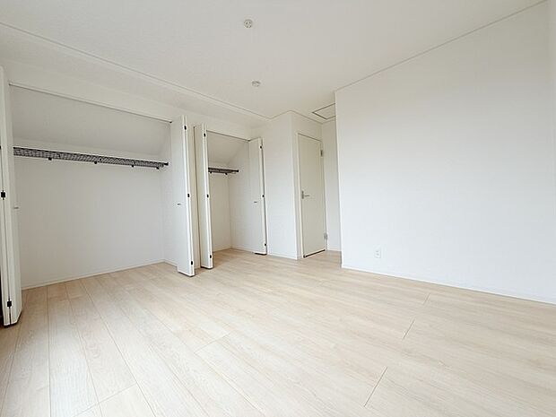 どんな家具にでも相性が良い清潔感ある白色調のクロスを採用。主張しすぎない配色、耐久性にも優れた床材は日々のメンテナンスも楽に、快適に過ごして頂けるよう考えられています。